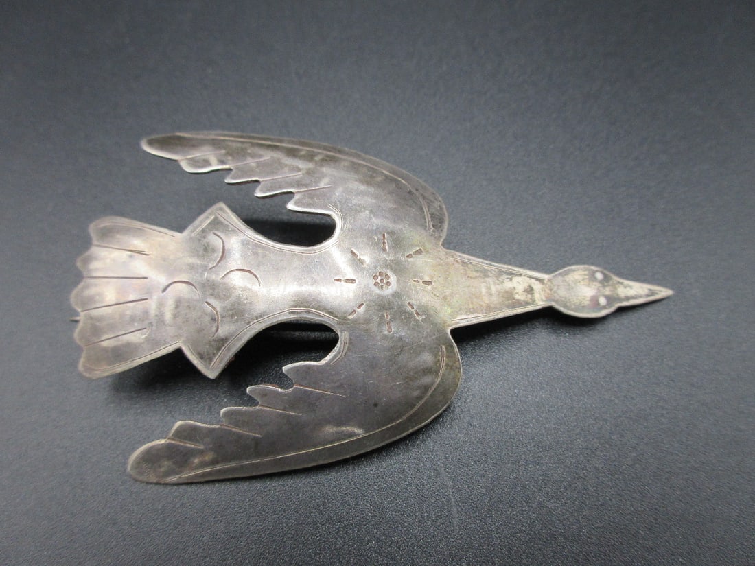 Vintage Native American waterbird or peyote bird decorated sterling pin: Vintage Native American waterbird or peyote bird decorated sterling pin. 3 1/4 inches tall. In very good original as found condition. Great quality and detail. 12 grams. For in house shipping. Please 