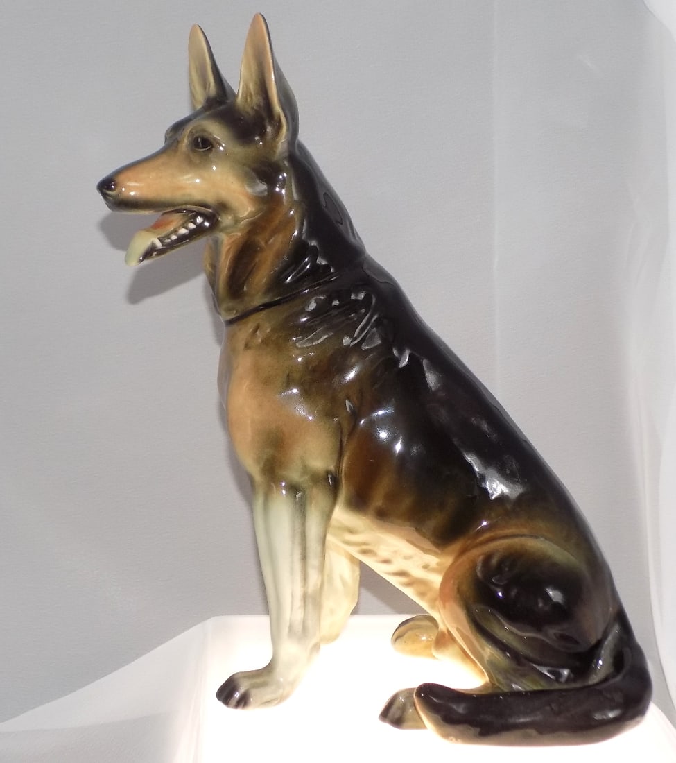 Vintage Hode German porcelain German Shephard dog: Vintage Hode German porcelain German Shephard dog. Marked as shown in photo. Beautiful colors. In very good original as found condition. Great quality and detail. 11 inches tall. 1 pound 11 ounces. Fo