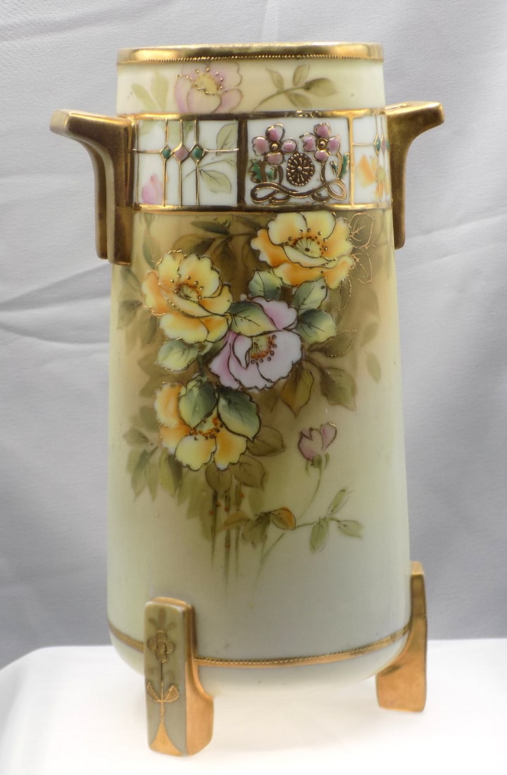 Vintage hand painted Nippon vase with floral and gold decoration: Vintage hand painted Nippon vase with floral and gold decoration. Marked as shown in photo. Beautiful colors. In very good original as found condition. Great quality and detail. 9 1/8 inches tall x 3 