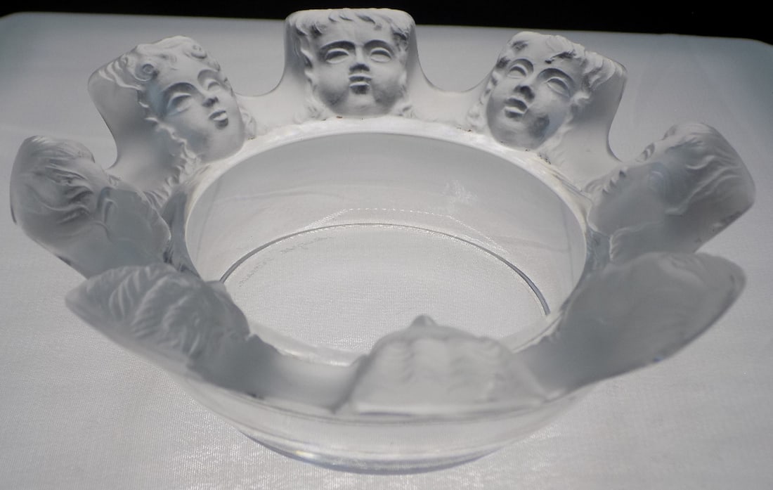 Vintage signed Lalique Saint Nicholas crystal cherub face art glass trinket or ring dish: Vintage signed Lalique Saint Nicholas crystal cherub face art glass trinket or ring dish. Signed as shown in photo. Beautiful colors. In very good original as found condition. Great quality and detail