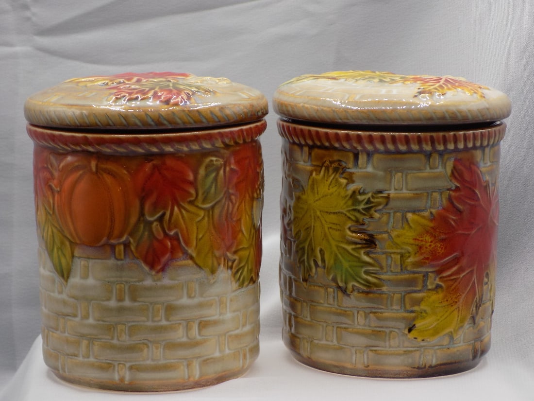 Pair of two small porcelain canisters (1 of 5)