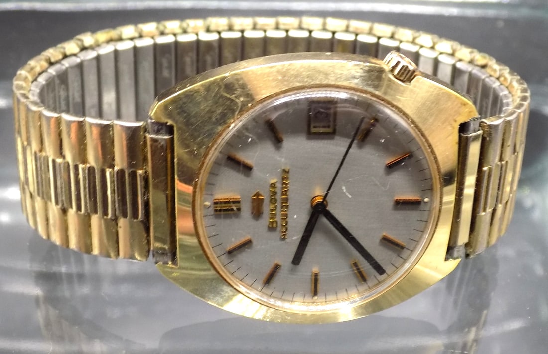 Vintage Bulova Accu quartz men?s watch with a vintage gold electroplate bezel (1 of 6)