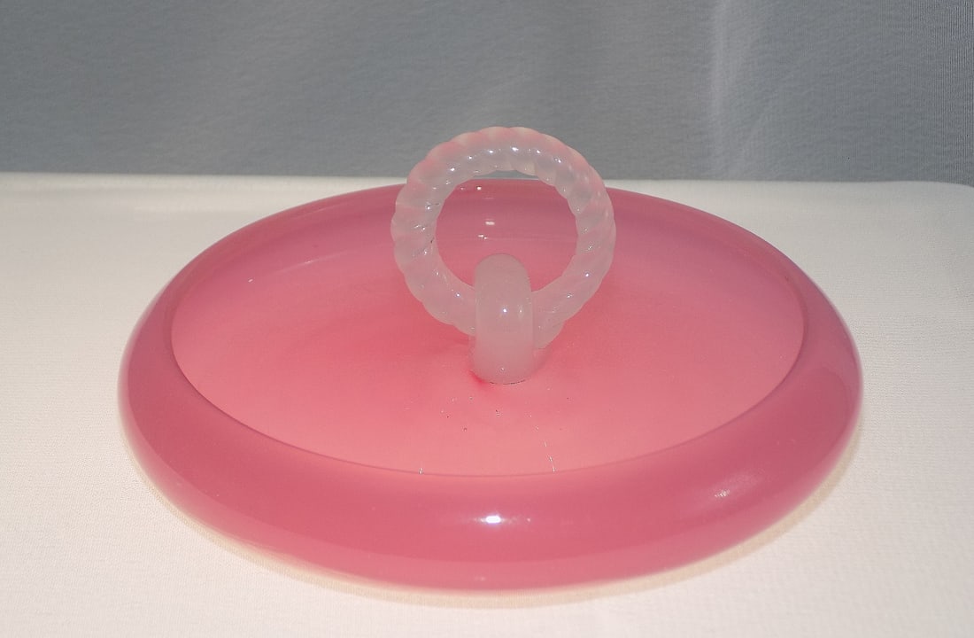 Beautiful vintage Steuben rosaline jade and alabaster ring tray: Beautiful vintage Steuben rosaline jade and alabaster ring tray. From the Frederick Carter era. Beautiful colors. In very good original as found condition. Great quality and detail. 1 ¾ inches ta