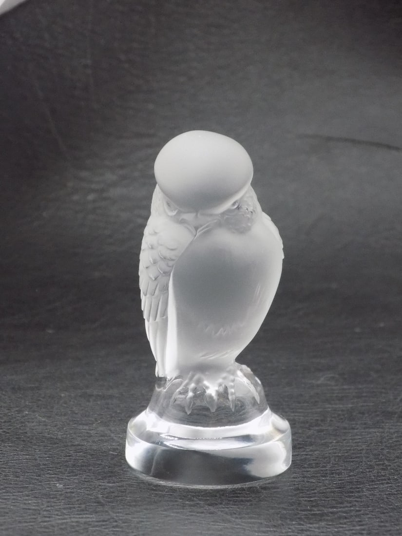Signed Lalique Rapace bird of prey art glass paper weight: Signed Lalique Rapace bird of prey art glass paper weight. Signed as shown in photos. Beautiful colors. In very good original as found condition. Great quality and detail. 3 3/8 inches tall. 3 ounces.