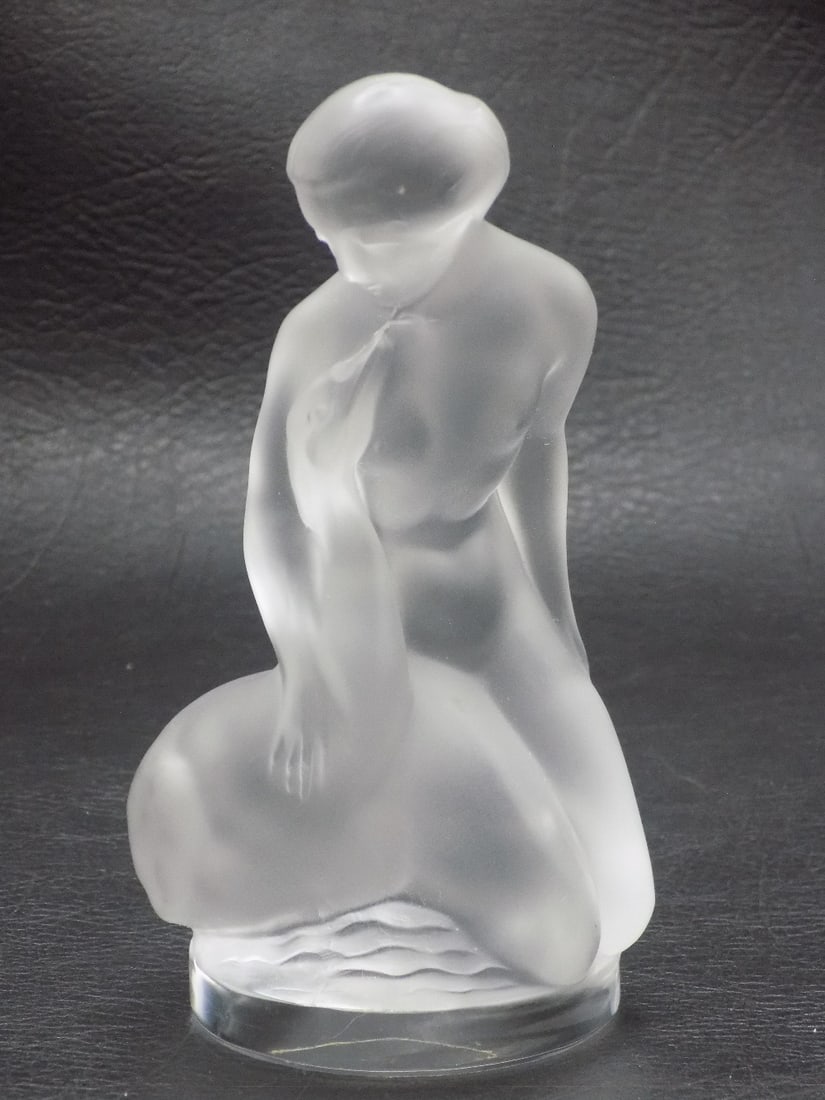 Signed Lalique figure of Leda and the Swan art figurine: Signed Lalique figure of Leda and the Swan art figurine. Signed as shown in photo. Beautiful colors. In very good original as found condition. Great quality and detail. 4 5/8 inches tall. 12 ounces. F