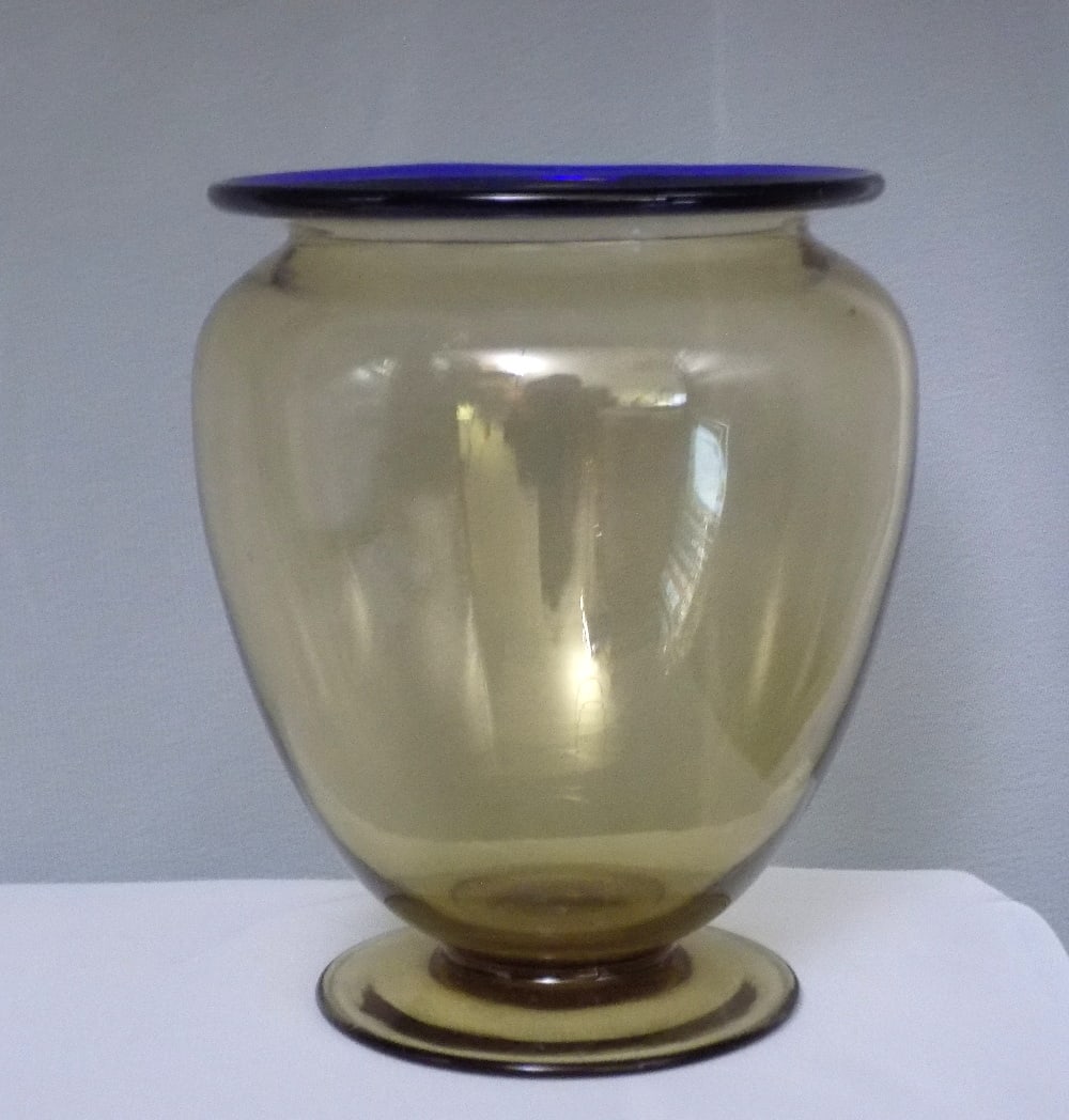 Lovely vintage Steuben citrine and blue aurene art glass vase: Lovely vintage Steuben citrine and blue aurene art glass vase. From the Frederick Carter era. No signature. Beautiful colors. In very good original as found condition. Great quality and detail. 5 inch