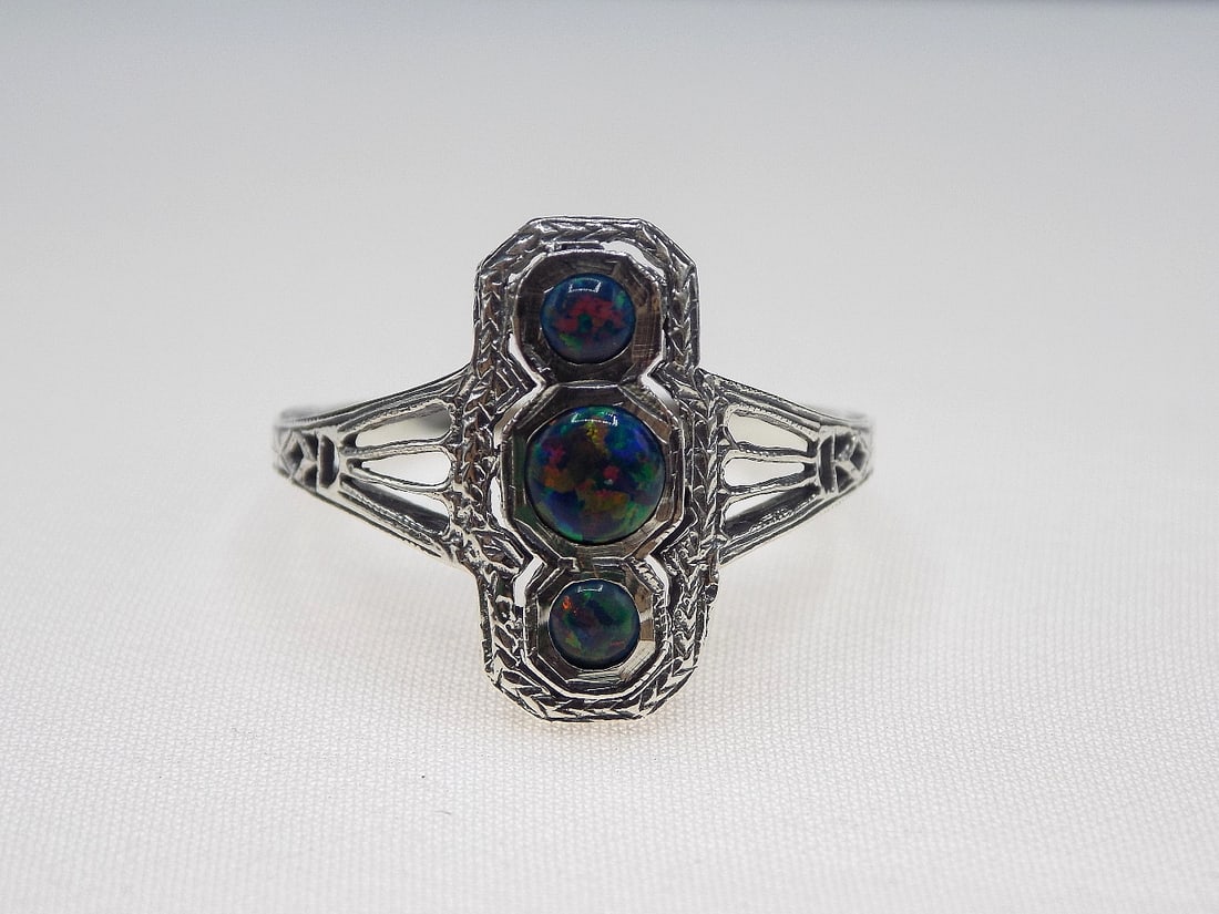 Beautiful 2 cwt red fire opal sterling silver ring: Beautiful 2 cwt red fire opal sterling silver ring. Lab created. Size 7 ¾ . For in house shipping, please call Mike at Thriftiques 319-321-0613. Click the preferred shipping method for in house