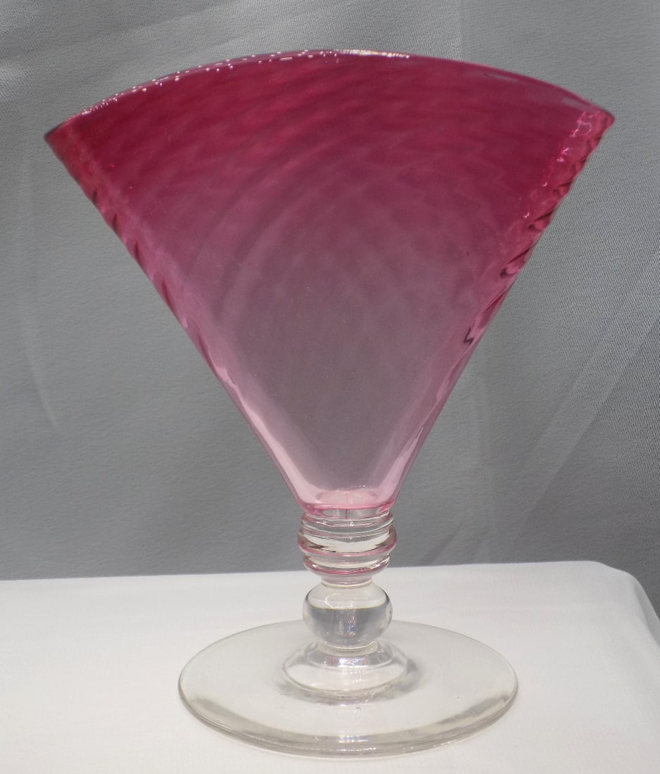 Lovely antique Steuben cranberry to clear internal decorated art glass fan vase: Lovely antique Steuben cranberry to clear internal decorated art glass fan vase. From Frederick Carter era. No signature. Beautiful colors. In very good original as found condition. Great quality and 