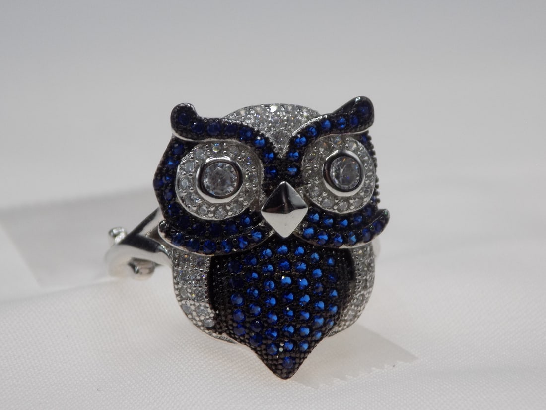 Beautiful 1 cwt sapphire sterling silver ring: Beautiful 1 cwt sapphire sterling silver ring. Lab created. Size 6. For in house shipping, please call Mike at Thriftiques 319-321-0613. Click the preferred shipping method for in house shipping