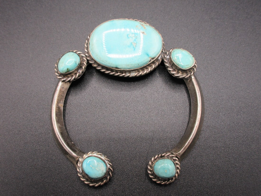 Nice vintage native American Navajo turquois and sterling silver pendent: Nice vintage native American Navajo turquois and sterling silver pendent. 2 ½ in tall and 2 1/4 in wide. 35.6 grams total weight. In very good original as found condition with hair line in cent