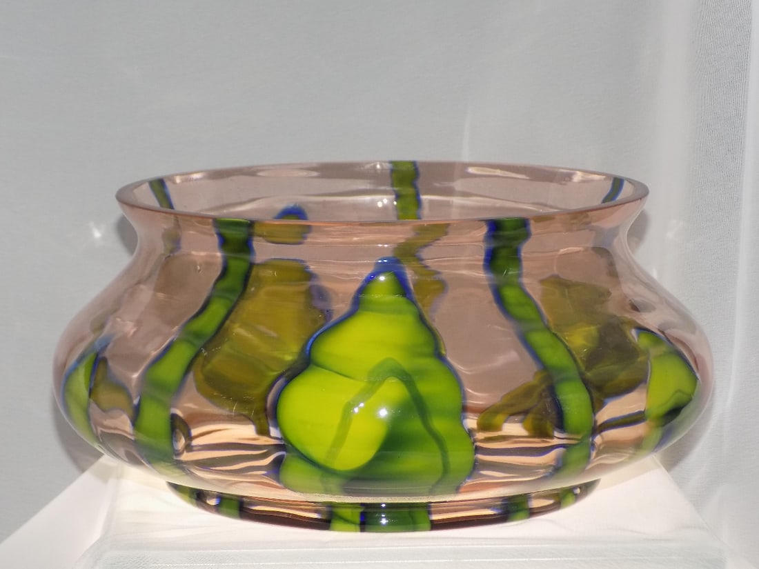 Wonderful Vintage Kralik signed Chezlovakia bowl: Wonderful Vintage Kralik signed Chezlovakia bowl. Signed as shown in photos. Beautiful colors. In very good original as found condition. Great quality and detail. White lines or dots are camera flash 