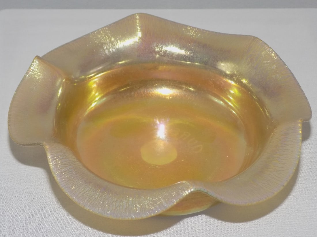 Beautiful signed Steuben Aurene iridescent art glass bowl.: Beautiful signed Steuben Aurene iridescent art glass bowl. Signed on bottom as shown in photo. Beautiful colors. In very good original as found condition. Great quality and detail. 1 ½ tall x 5 w