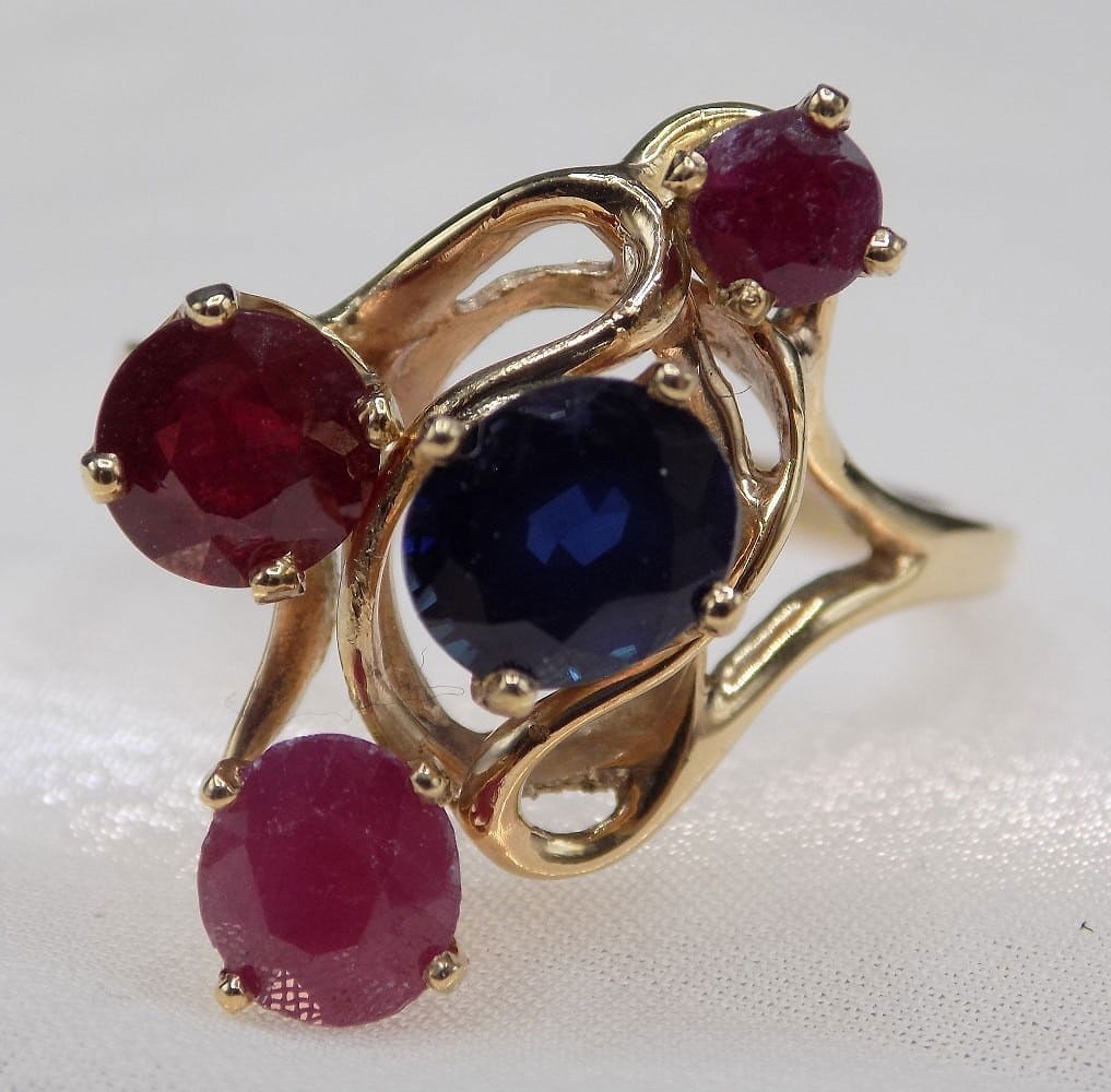 Beautiful ruby and sapphire 10kt yellow gold ring (1 of 4)