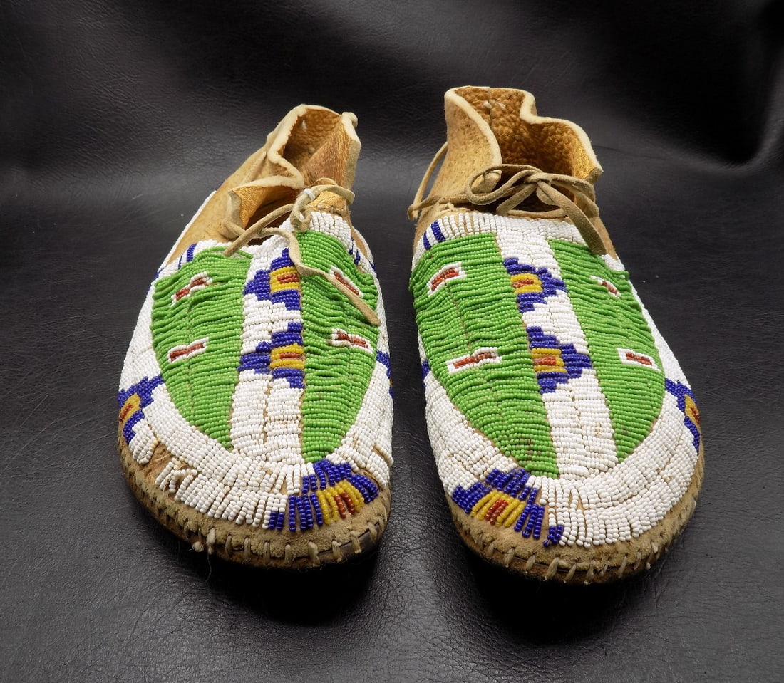 Splendid vintage Native American Indian Cheyene fully beaded moccasins (1 of 6)