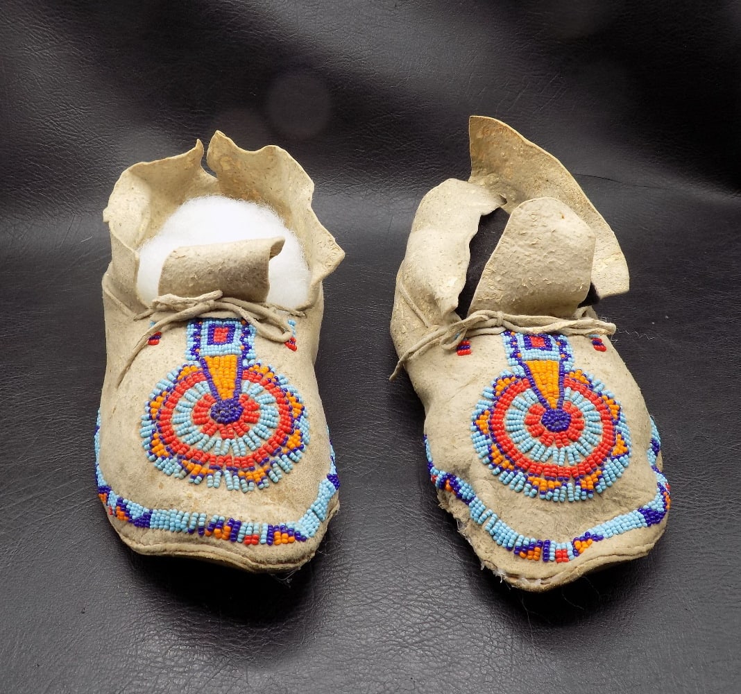 Splendid vintage Native American Indian Cheyene fully beaded moccasins (1 of 6)