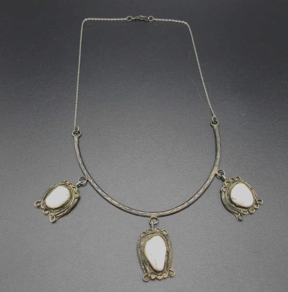 Vintage Native American Indian buffalo turquoise and sterling silver necklace: Vintage Native American Indian buffalo turquoise and sterling silver necklace. Circumference 23 inches. 1.8 ounces total weight. In very good original as found condition. Great quality and detail. For