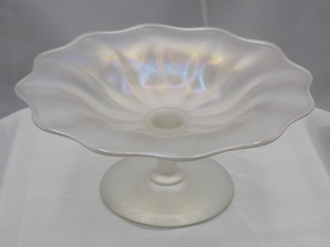Antique iridescent Steuben Verre de Soie art glass pedestal tazza: Antique iridescent Steuben Verre de Soie art glass pedestal tazza. From the Frederick Carter era. No signature. Beautiful colors. In very good original as found condition. Great quality and detail. 2 