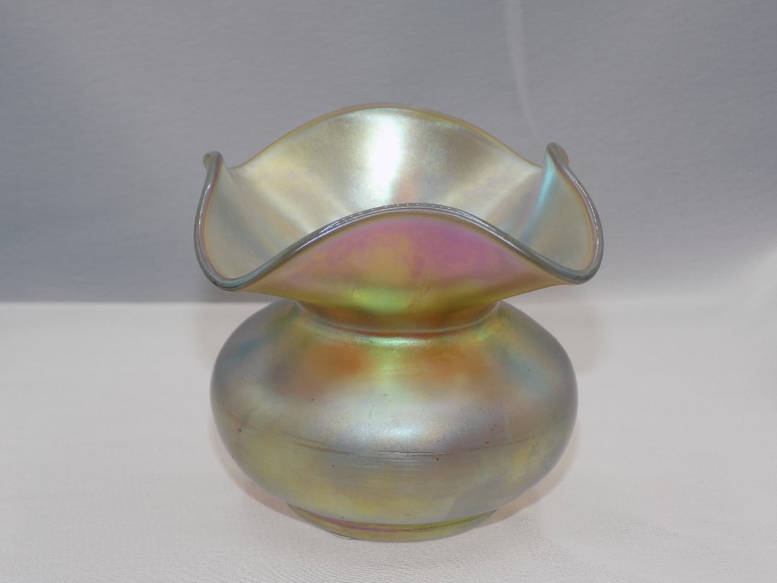 Antique Steuben gold aurene mini ruffled art glass vase: Antique Steuben gold aurene mini ruffled art glass vase. Signed Aurene as shown in photo. From Frederick Carter era. Beautiful colors. In very good original as found condition. Great quality and detai