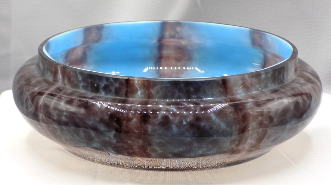 Beautiful Kralik art glass bowl signed Czechoslovakia as shown in photo: Beautiful Kralik art glass bowl signed Czechoslovakia as shown in photo. Beautiful colors. In very good original as found condition. Great quality and detail. 1 7/8 inches tall x 6 1/8 wide. 10 ounces