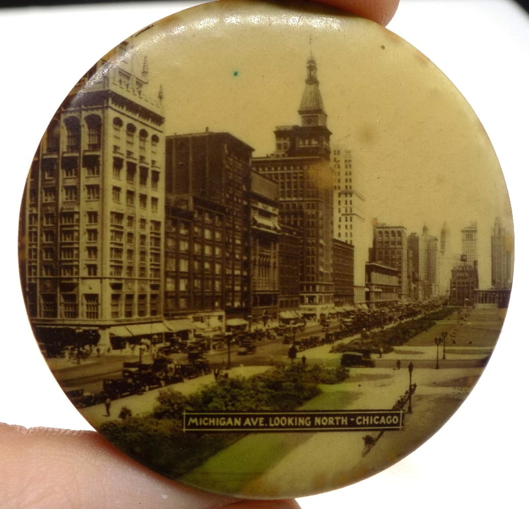 Antique Chicago Skyline scene compact: Antique Chicago Skyline scene compact. In very good original as found condition. Great quality and detail. 1 7/8 wide x ½ tall. 2 ounces. White lines or dots are camera flash reflection' For in