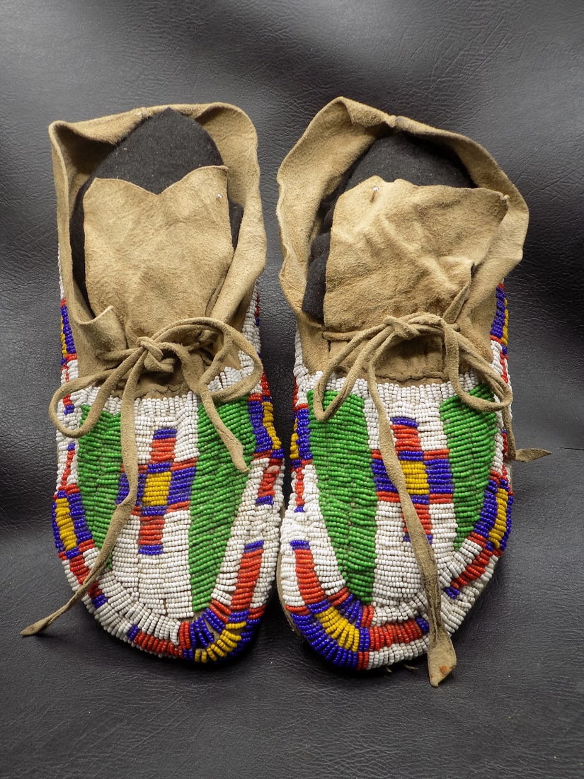 Antique Native American Indian beaded Sioux moccasins (1 of 7)