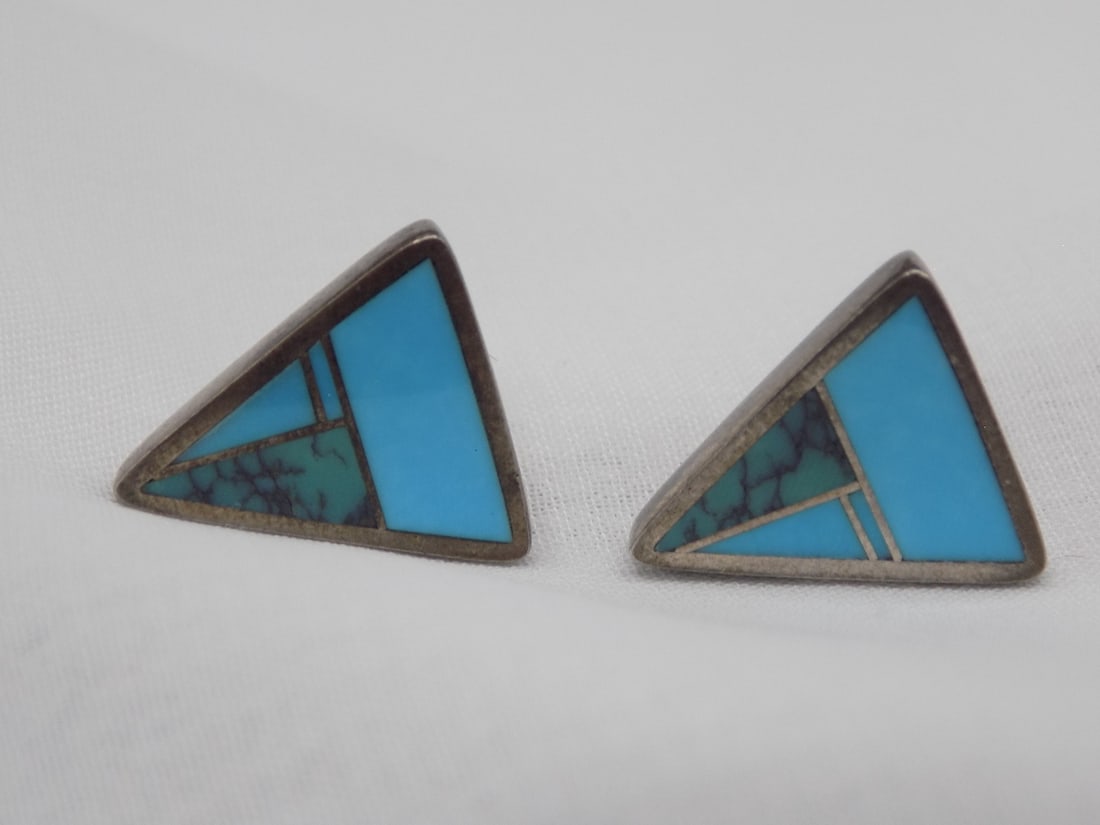 Vintage Native American Indian inlaid turquoise and malachite earrings: Vintage Native American Indian inlaid turquoise and malachite earrings. Artist signed as shown in photo. Beautiful colors. In very good original as found condition. Great quality and detail. 5/8 inche