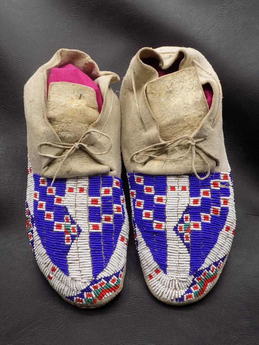 Antique Native American Indian beaded Sioux moccasins (1 of 8)
