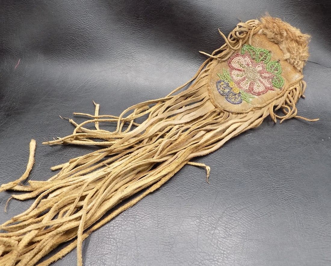 Antique Native American Indian beaded medicine bag (1 of 5)