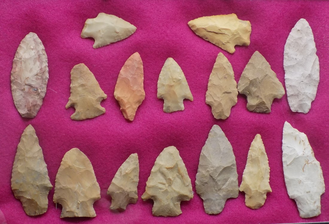 Sixteen antique Native American Indian arrowheads (1 of 4)