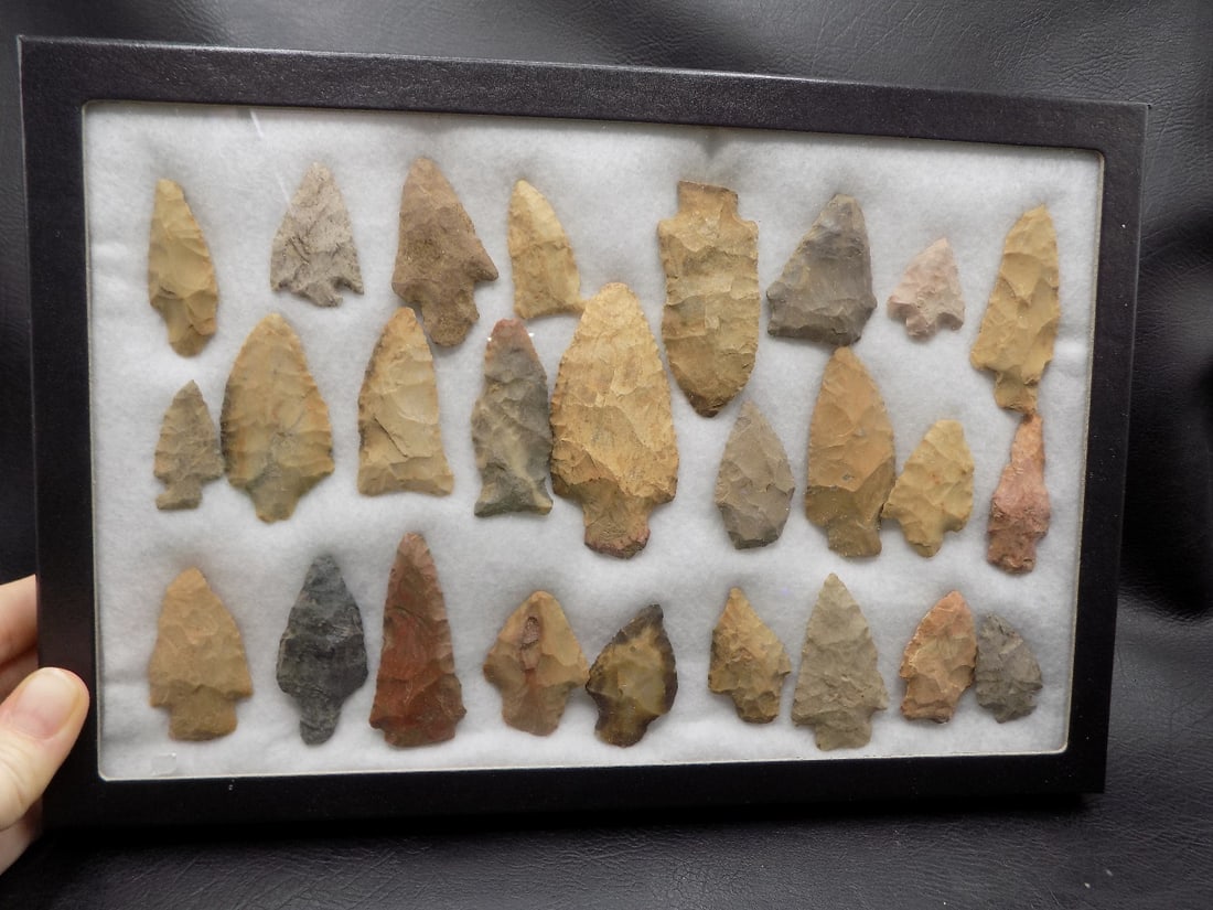 Twenty six antique Native American Indian arrowheads (1 of 4)