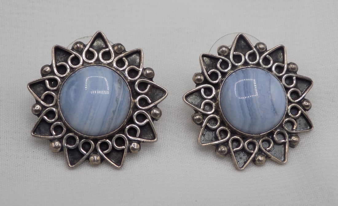 Pair of vintage Mexico blue lace agate sterling silver earrings: Pair of vintage Mexico blue lace agate sterling silver earrings. Artist signed as shown in photo. Beautiful colors. In very good original as found condition. Great quality and detail. I inch. 9 grams 