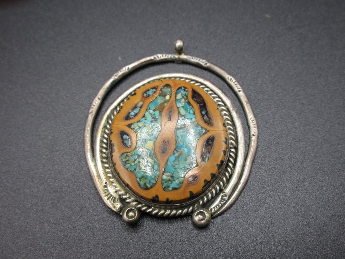Unusual vintage Native American Indian sterling silver pendant: Unusual vintage Native American Indian sterling silver pendant. With turquoise chips set inside carved walnut shell. Navajo. Beautiful colors. In very good original as found condition. Great quality a