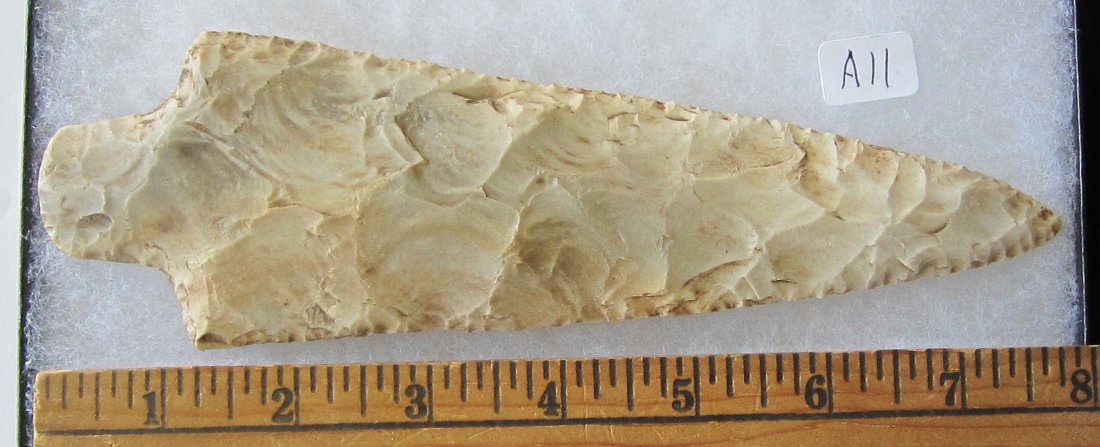 Great Stone 7 7/8 inch Arrow Head or Spear Head. In: Great Stone 7 7/8 inch Arrow Head or Spear Head. In good condition