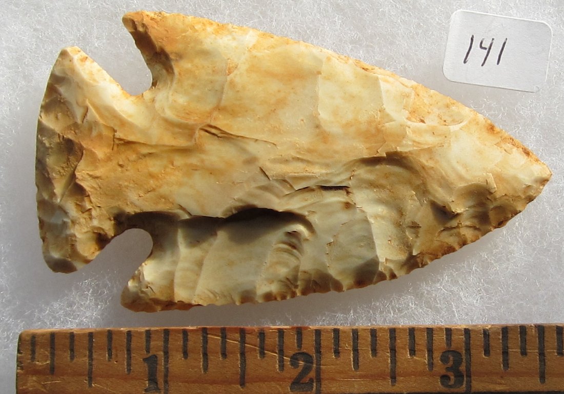 Great Stone 3 1/2 inch Arrow Head or Spear Head. In: Great Stone 3 1/2 inch Arrow Head or Spear Head. In good condition