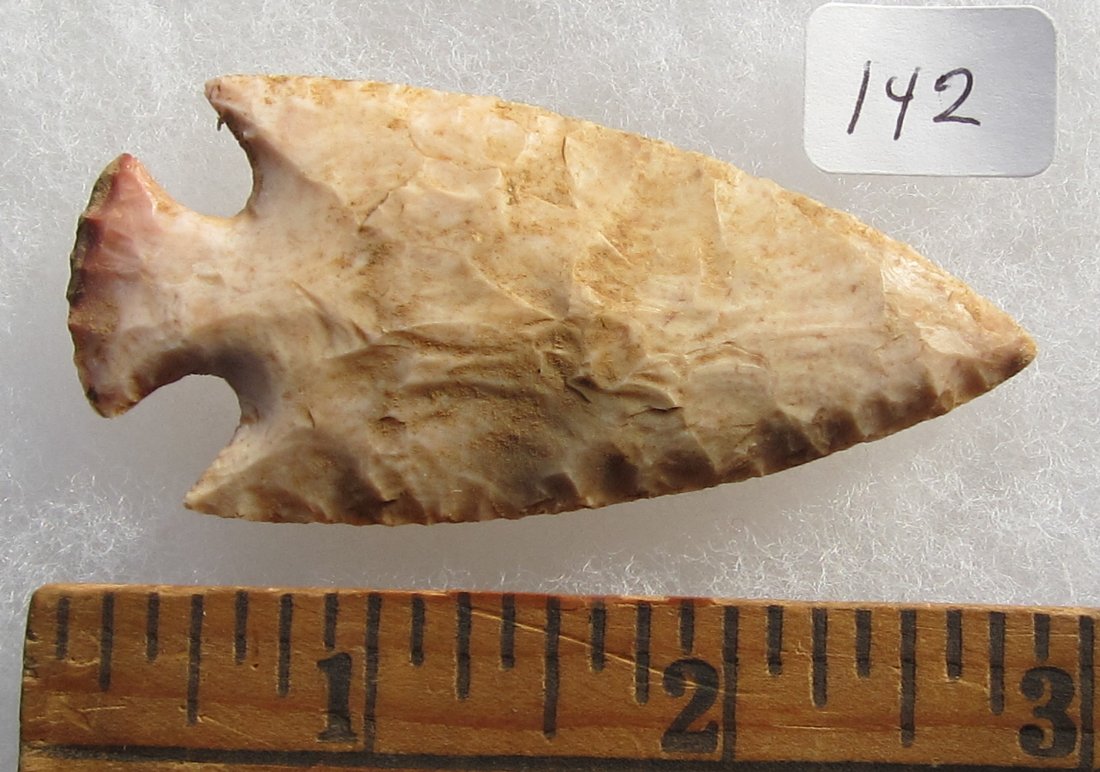 Great Stone 2 7/8 inch Arrow Head or Spear Head. In: Great Stone 2 7/8 inch Arrow Head or Spear Head. In good condition