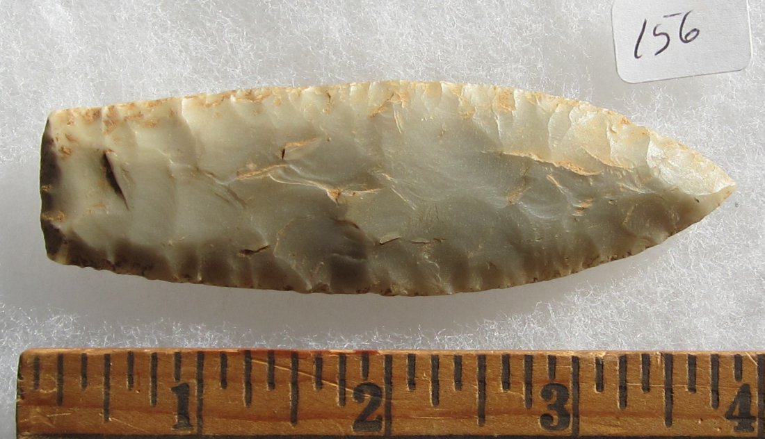 Great Stone 3 7/8 inch Arrow Head or Spear Head. In: Great Stone 3 7/8 inch Arrow Head or Spear Head. In good condition