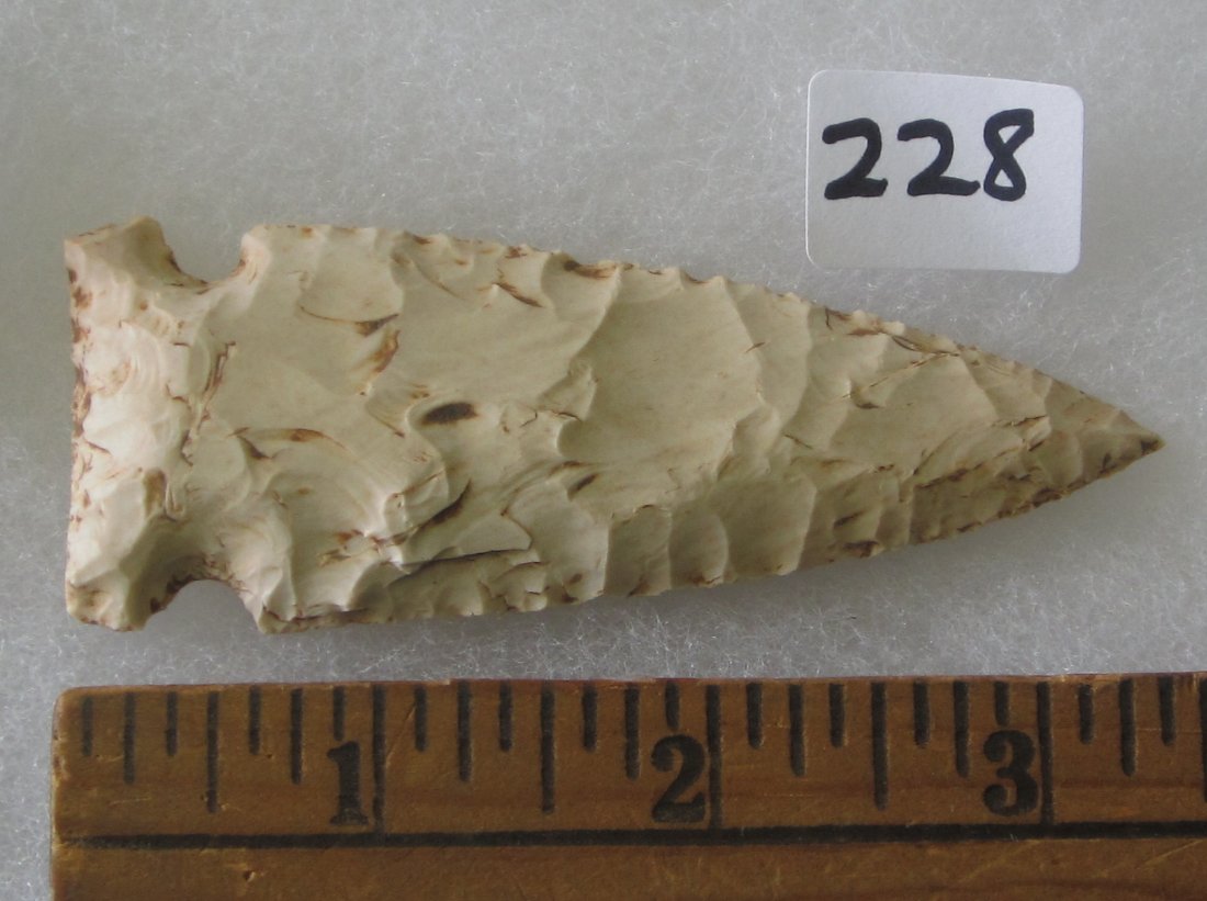 Great Stone 3 3/8 inch Arrow Head or Spear Head. In: Great Stone 3 3/8 inch Arrow Head or Spear Head. . In good condition as shown in photos. They are all sold with no provenance as I do not know what to call them, you will be the expert