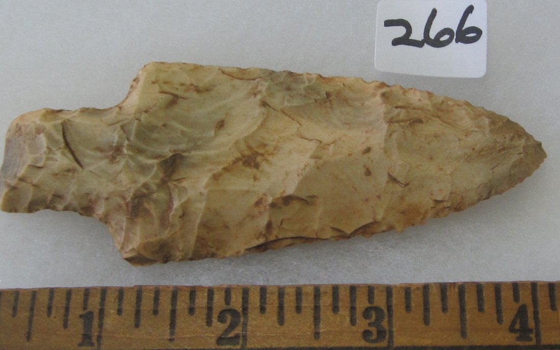 Great Stone 4 1/8 inch Arrow Head or Spear Head. In: Great Stone 4 1/8 inch Arrow Head or Spear Head. . In good condition as shown in photos. They are all sold with no provenance as I do not know what to call them, you will be the expert