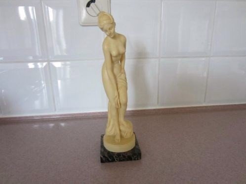 Beautiful, female nude statue of A.Santini: Beautiful, highly detailed of A.SANTINI-Italy "Female Nude" on a marble platter, marked! Height: + / - 26 cm;