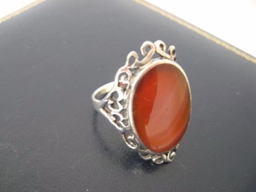 beautiful old marked silver ring with stone: beautiful and good condition is labeled with 925 and hefft large carnelian stone in it the ring is 18-19mm wide