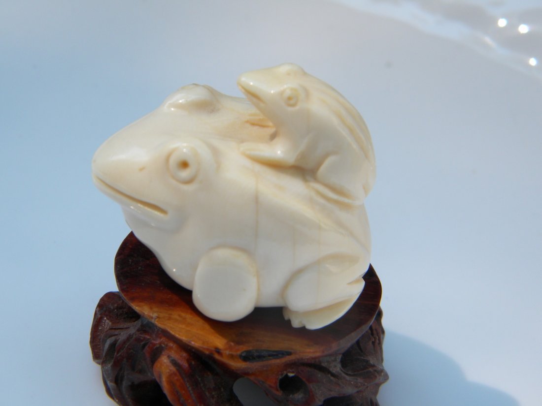 Vintage Carved Two Frogs Statue (1 of 4)