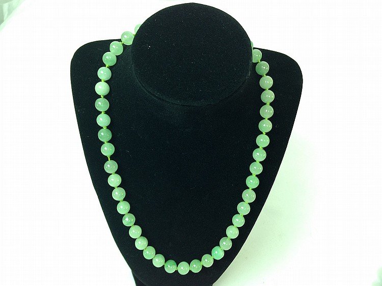 CHINESE JADEITE JADE ICY GREEN NECKLACE (1 of 1)