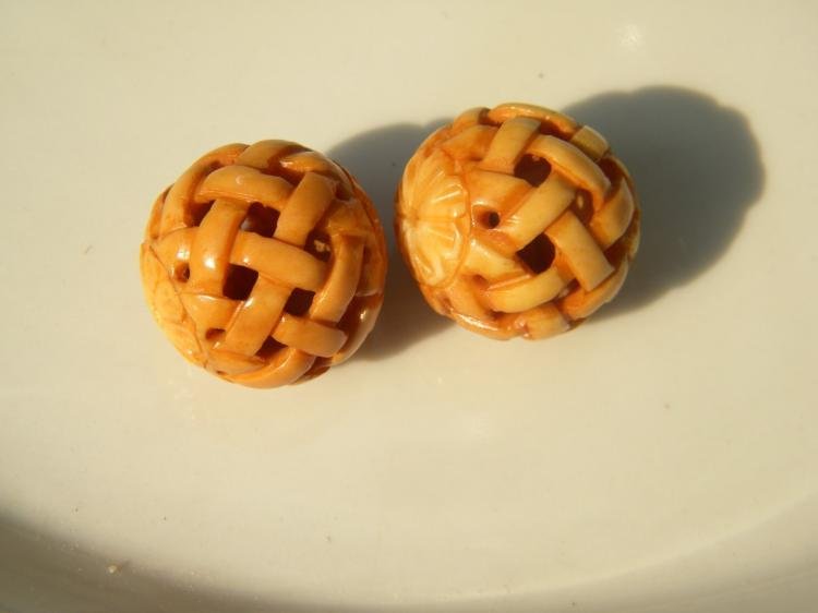Pair of Antique Chinese Carved Bone Ball: Pair of Antique Chinese Carved Bone Ball, size of each ball: 24mm