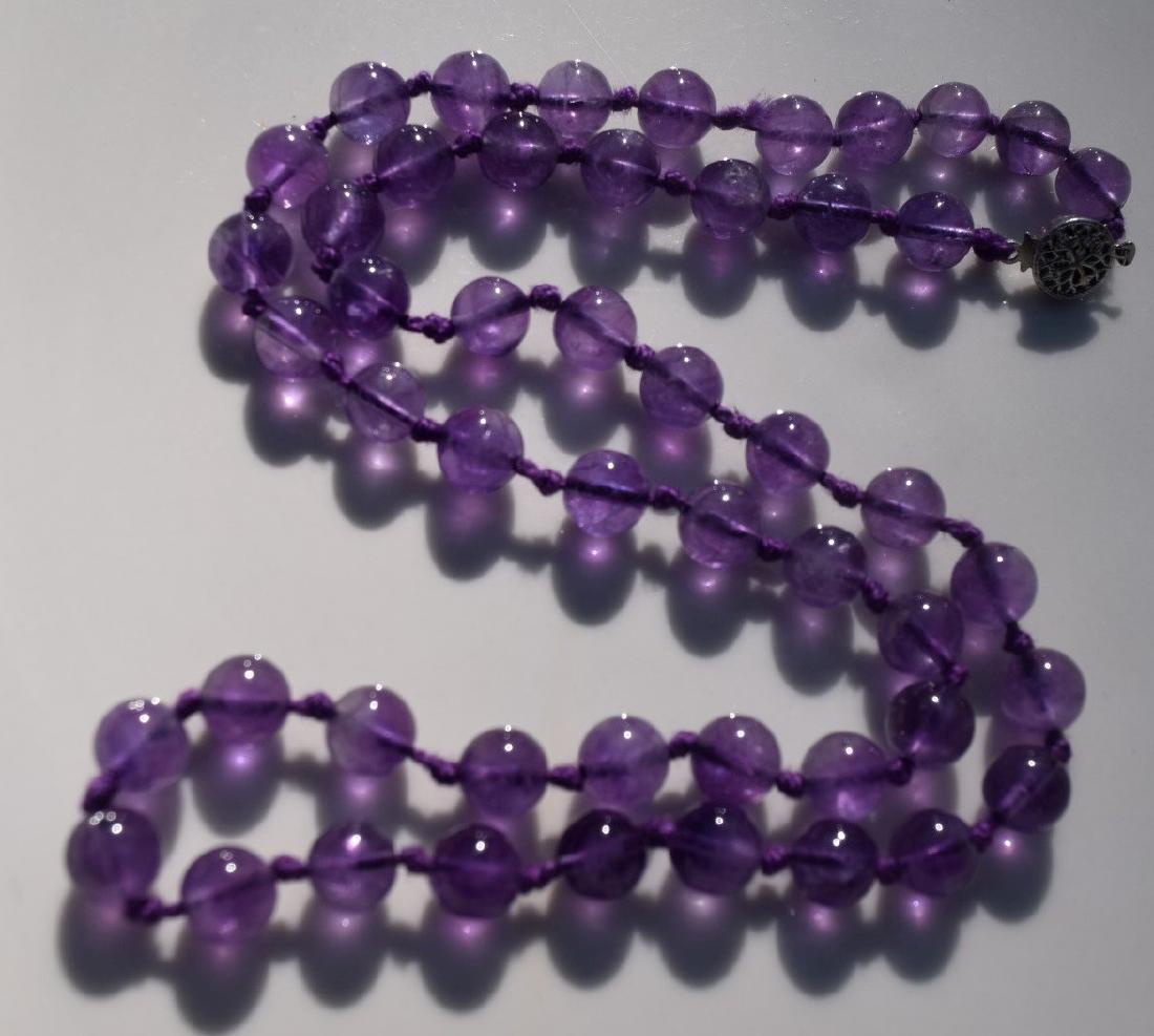 AN AMETHYST BEAD NECKLACE (1 of 3)