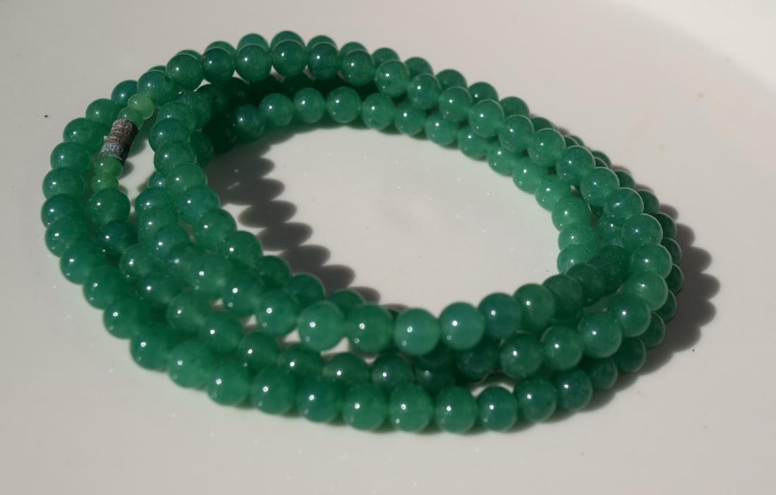 A GREEN BEAD NECKLACE (1 of 3)