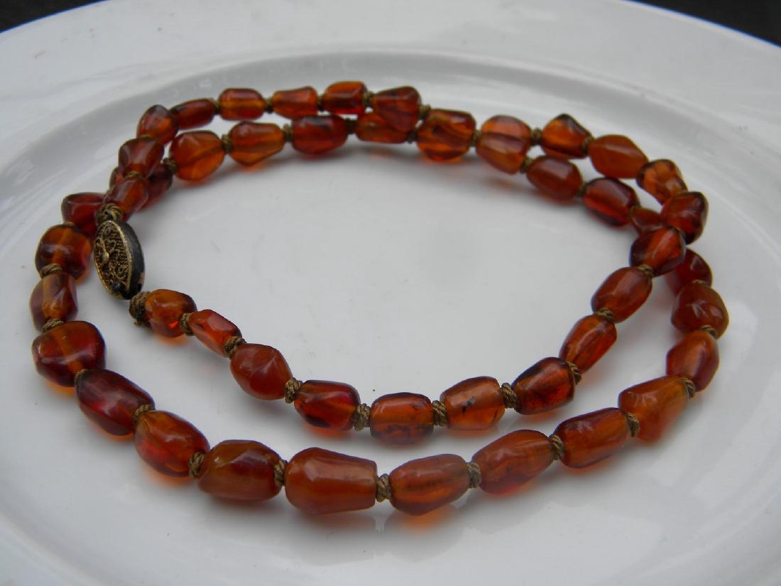 ANTIQUE CHINESE NATURAL BALTIC HONEY AMBER NECKLACE: ANTIQUE CHINESE NATURAL BALTIC HONEY AMBER BONE BEAD SILVER CLASP NECKLACE, length: 24", weight:24g