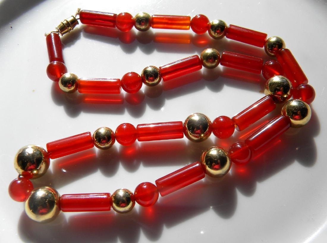 A RED CARNELIAN BEAD NECKLACE: A RED CARNELIAN BEAD NECKLACE, LENGTH: 18"