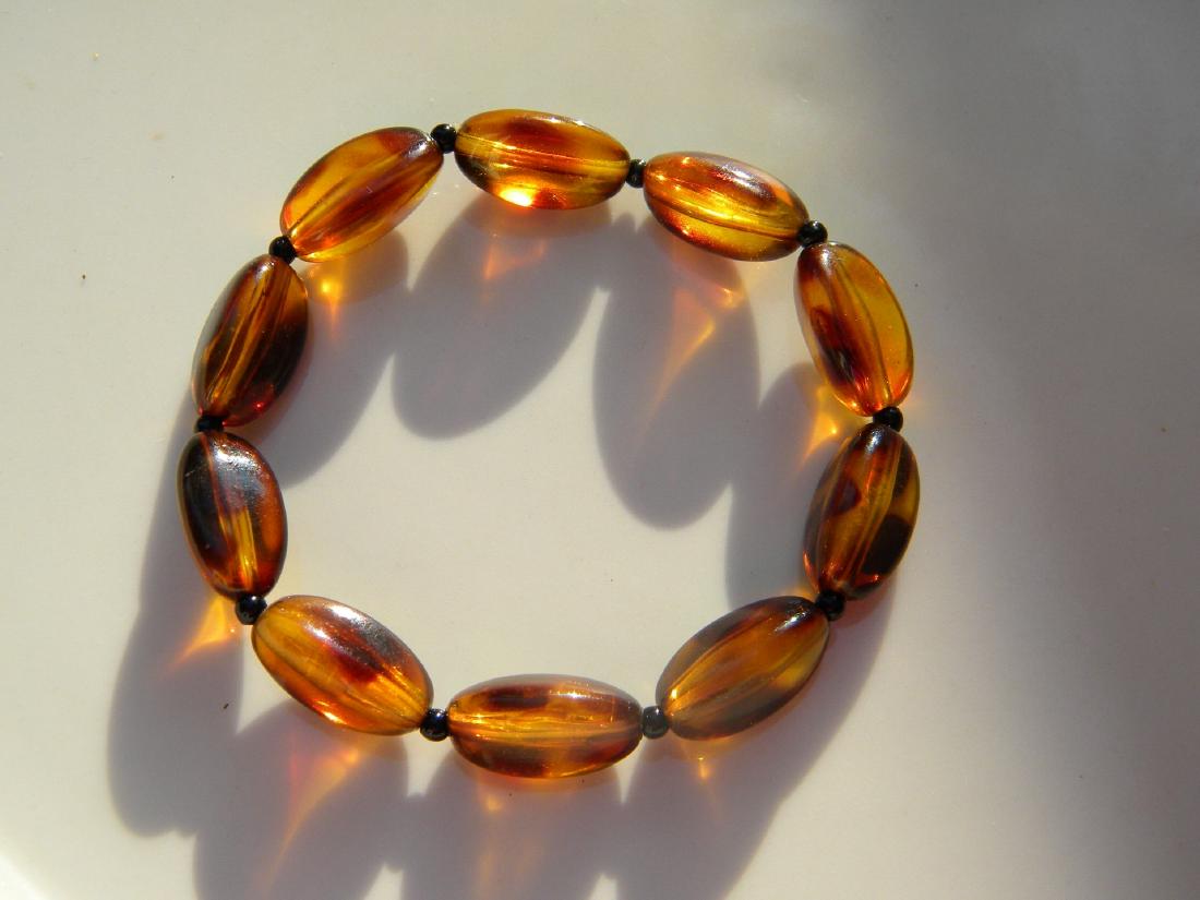 A Natural Amber Bead Bracelet (1 of 3)