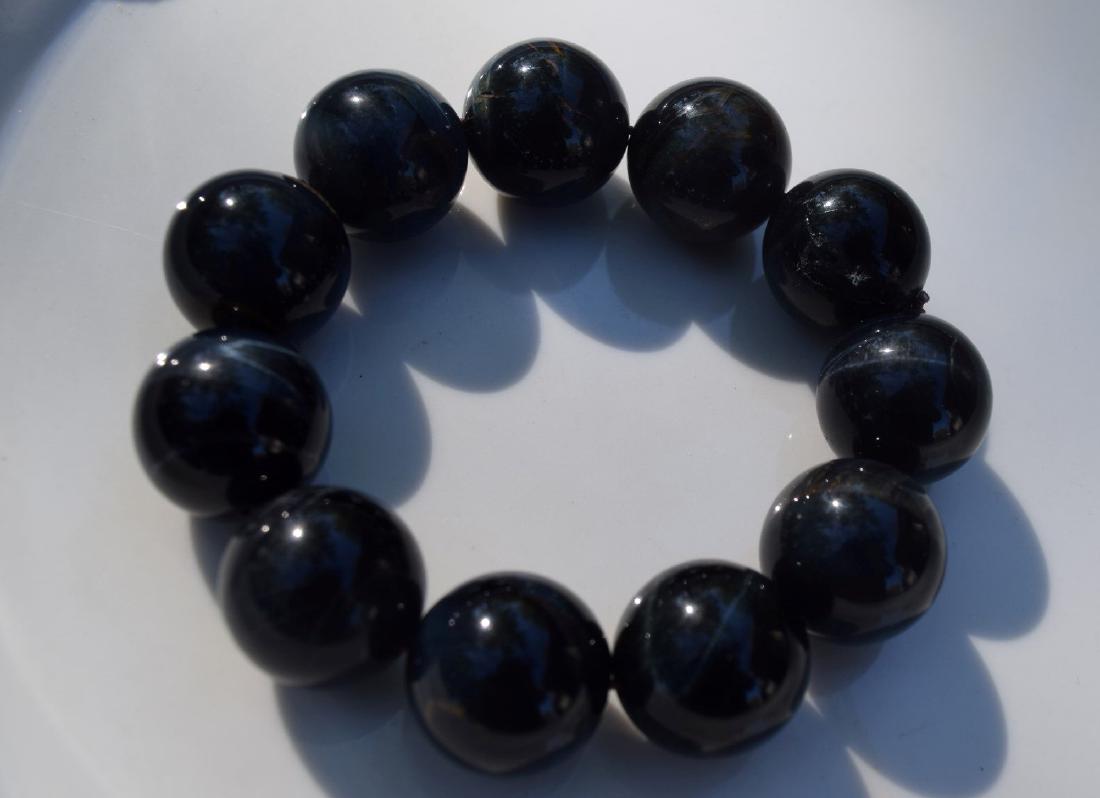 A TIGER'S EYE BEAD BRACELET (1 of 2)