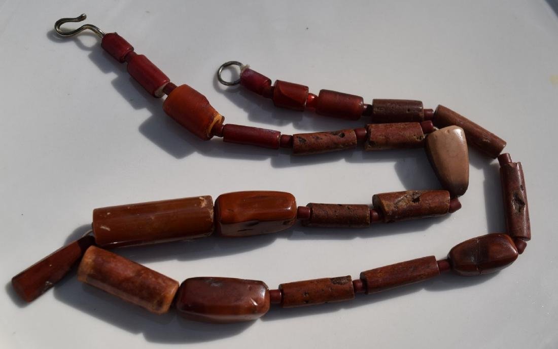A RED CARNELIAN BEAD NECKLACE: A RED CARNELIAN BEAD NECKLACE, LENGTH: 21"